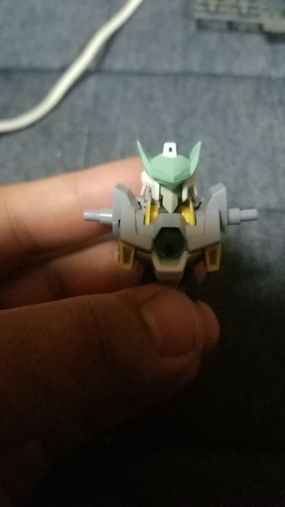 最初にガデッサのフェイスパーツなどとカミキバーニングガンダムの頭部で頭を作ってパーツが揃うまでしばらく放置してました（笑）