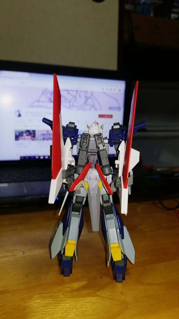 背中はエアマスターの翼部とパワードアームズとバインダーガンのパーツを使って変形可能にしました