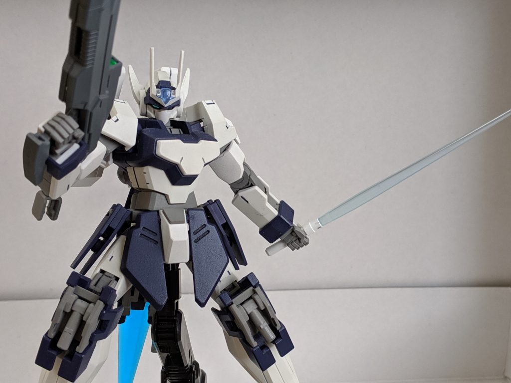 武装をたくさん積んでいる機体が、それらを大半壊されたあとでサーベル一本で戦うシーンが好きなので、シールドの腰の間に2本マウントしています。