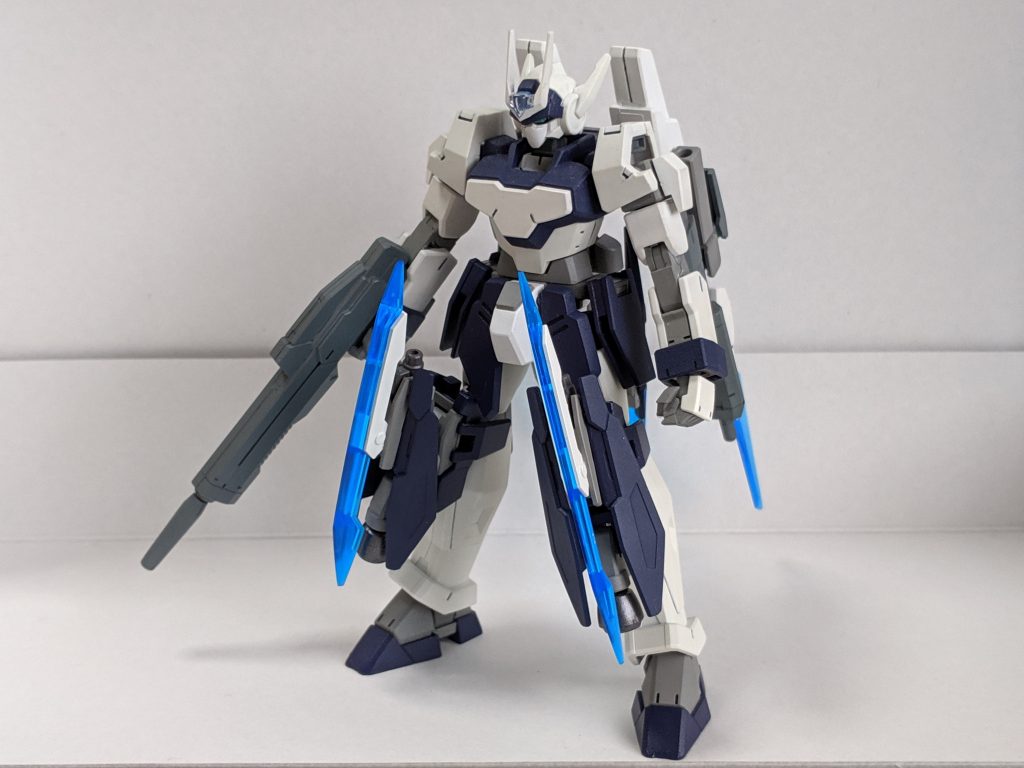 再び正面
頭、肩 Gバウンサー
胸部 アデル
両腕、両足 Gエグゼス
腰 ガンダムAGEII マグナム
ビット ビルドブースターMk-II
クリアパーツ トランジェントガンダム
その他ジャンクから作成。かなり長い間いじっていたのでどこからきたかわからないパーツも…
「これが俺のガンプラだ!」と言えるような自信作であります。
