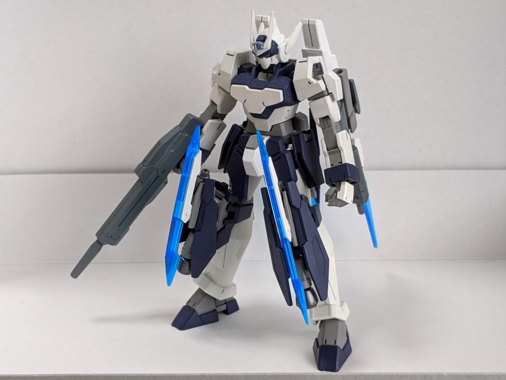 正面
カラーリングは好きな紺色に白とスチールグレー。
ガンダムでは少数派の、膝に武装を取り付けるスタイルで個性を出しました。
Gバウンサーの肩パーツを一部切り取り、細身ながらどっしりした三角形のシルエットを作りました。