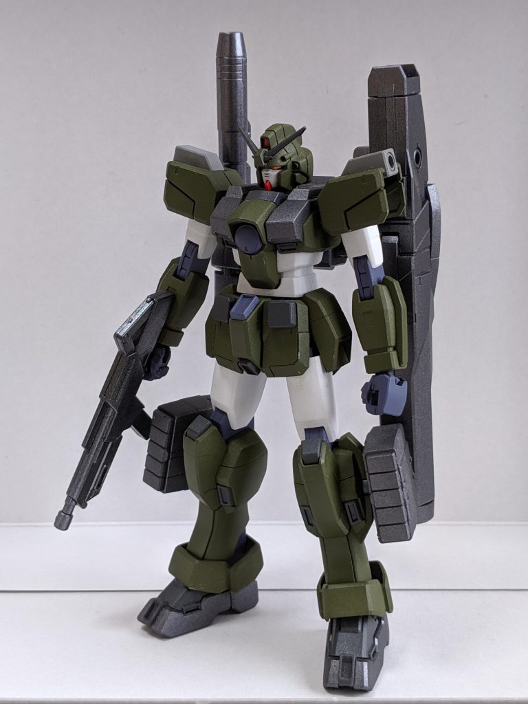 正面
緑はたしかタミヤの戦車用スプレー、他の装甲はチャコールグレーとガンメタル、武器は全部ガンメタルで塗り分けています。関節だけガンダムマーカーエアブラシシステムでメカグレーに塗りました。