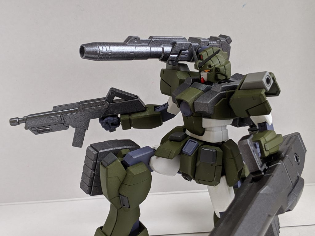 試作ビームキャノン。
懸架しているアームだけでは反動を相殺できないため肩に接続する必要がある…という設定。