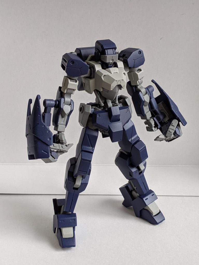 正面
色はクラシックブルーとスチールグレー、一部タミヤの航空機用スプレーで塗り分け。