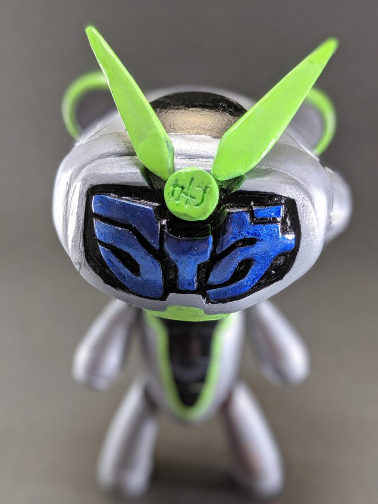 顔のアップ。カメンの文字も彫り込み。