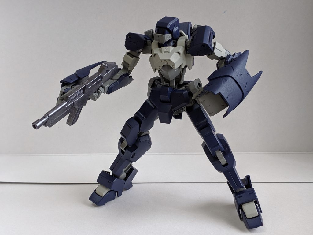 申し訳程度の射撃装備。一応腰にマウントできます。