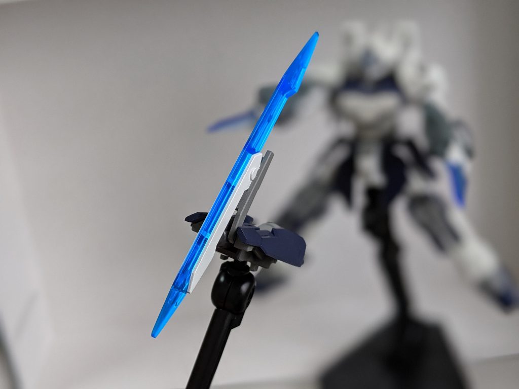 ブレードを展開してすれ違いざまに切り裂く。