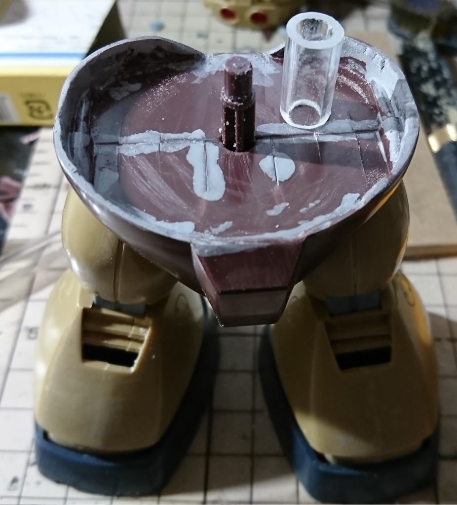 ゴッグの下半身とモビルハロを接続する為に軸を加工中