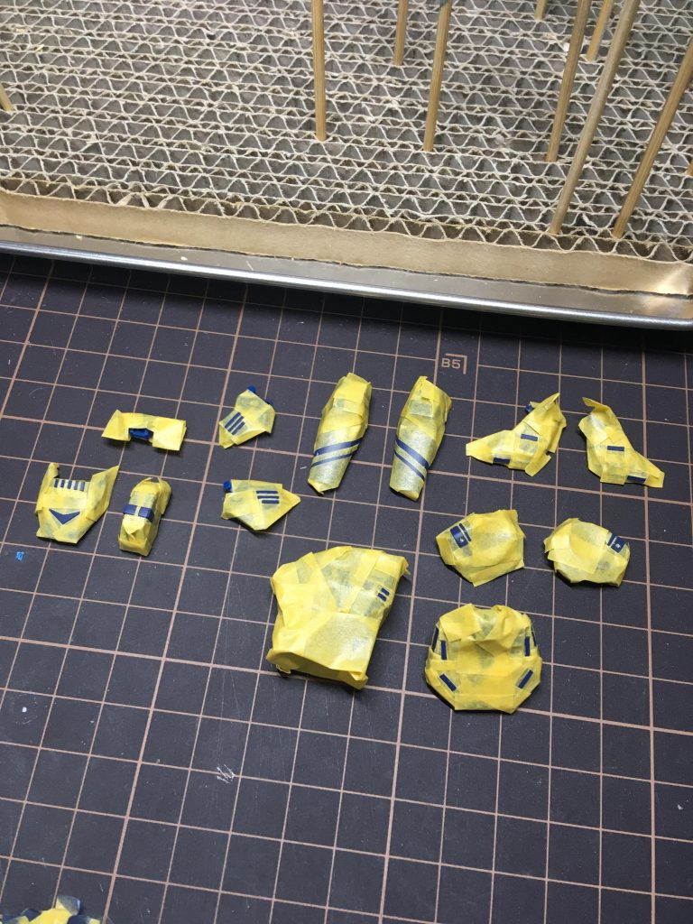 イエローに塗り分けるパーツの一部です。この塗り分けのマスキングが細かくて大変でした。