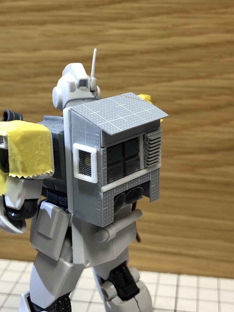 バックパックはプラ板箱組、その他余剰パーツなどを組み合わせて製作しました。