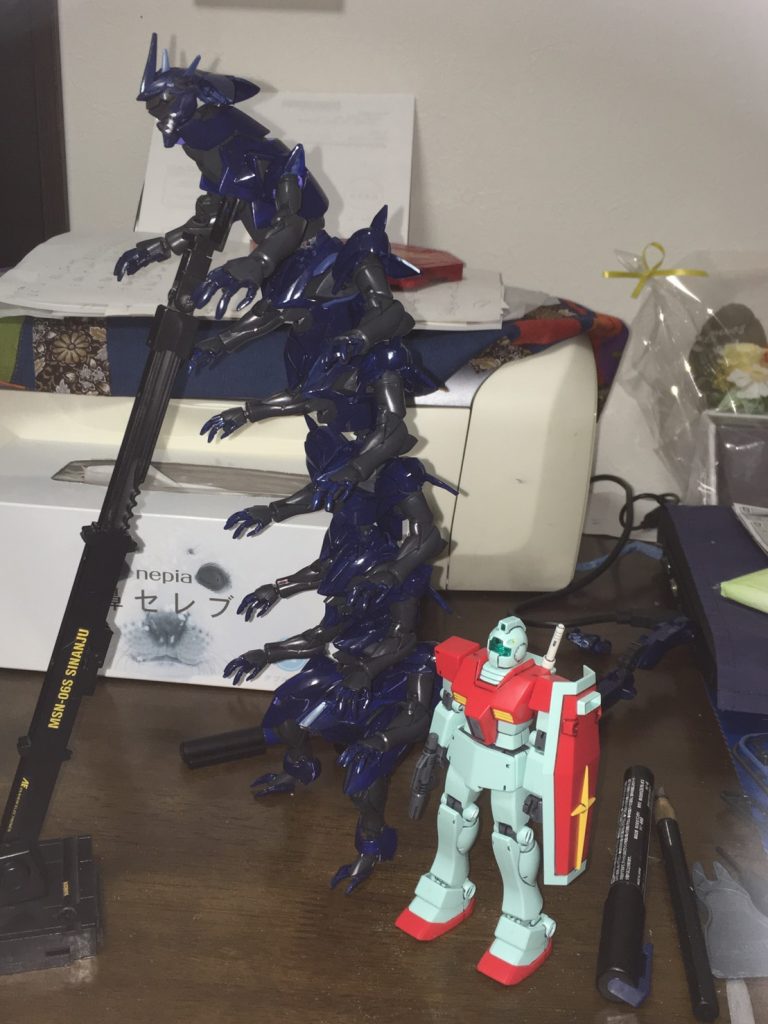 ジムと比較。身長はジムの倍以上。尻尾も含めると5倍はある。