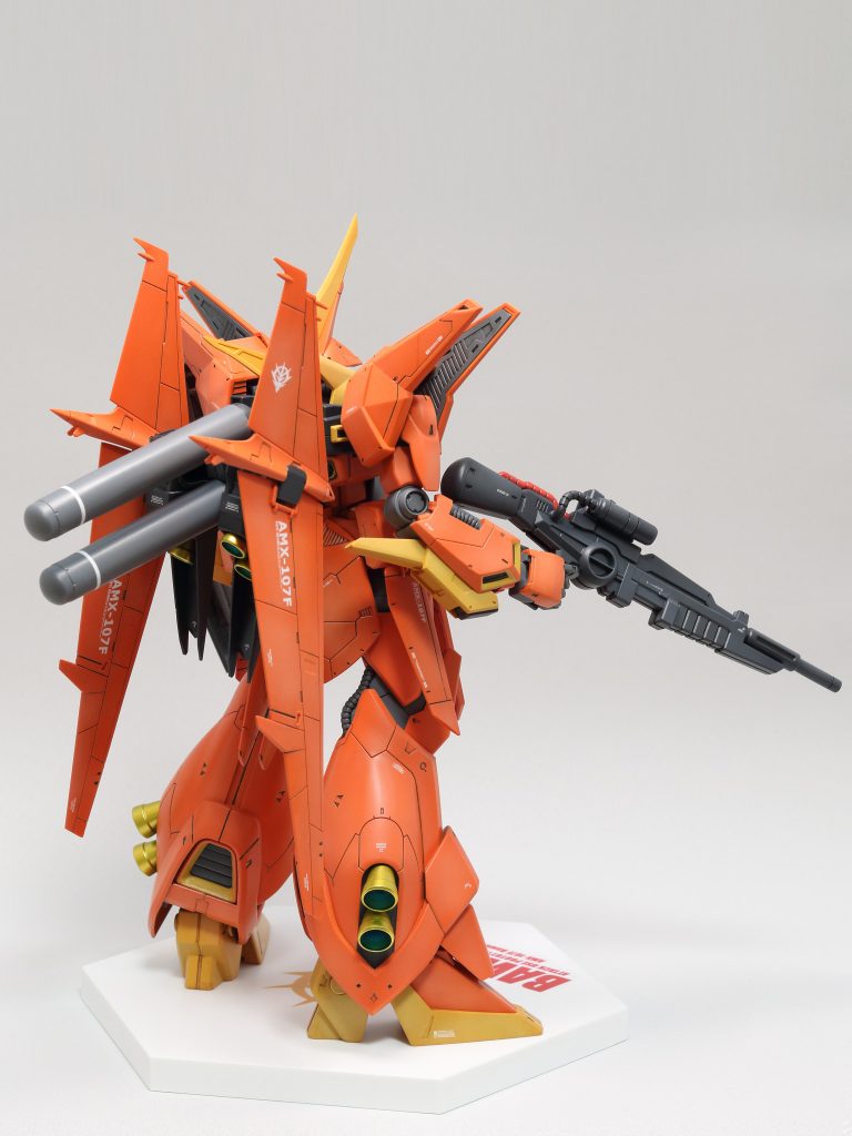 「Bawoo F.T.T. (Fortress Test Type)/ バウ巡航形態試験機」
本機は、単騎での長距離航行および遠距離からの突貫攻撃を目的として開発されたバウのバリエーション試験機です。バウの分離合体機構はそのままに、推進器を後方に集中した巡航形態(フォートレス)への変形合体を可能としました。
・・・という設定のバウです。
RE/100 バウを改造して、巡航形態に変形合体させてみました。