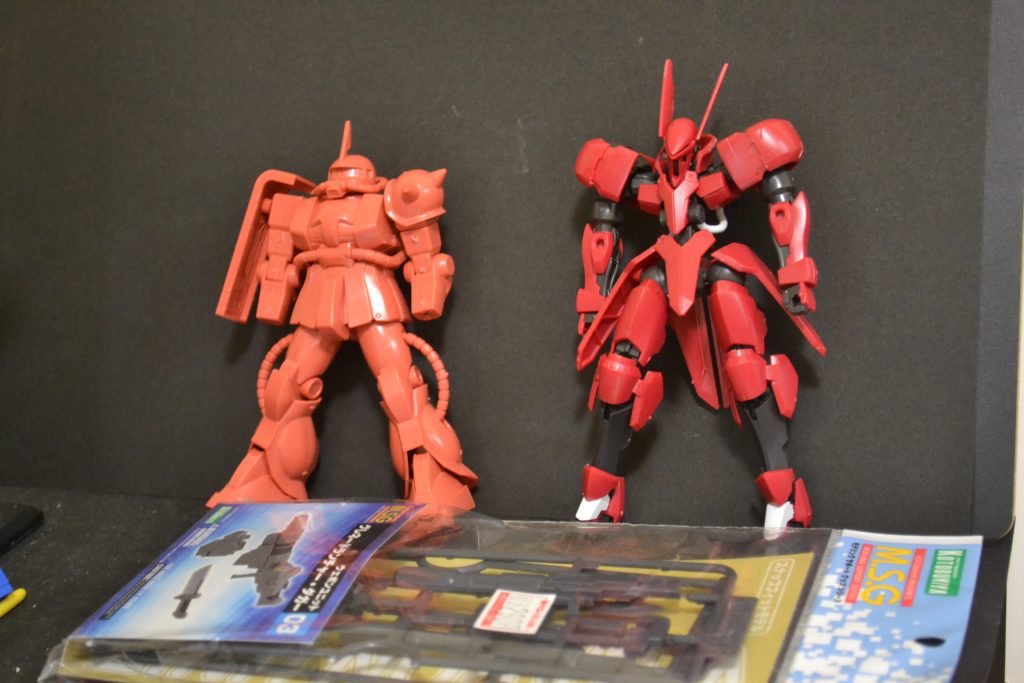 今回の材料です。
FGザクⅡ 300円
グリムゲルデ 1200円
コトブキヤのグレネードランチャー 350円
写真にはありませんが100均のキラキラシール 100円(モノアイ)
ーーー
合計1950円
ちなみにFGザクは評判通りの良プロポーションです。