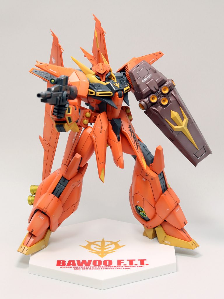 主な工作は、脛内側のスラスター追加と巡航形態への変形機構の追加が大きな点で、その他、腰関節のボールジョイント化、腰ウイングの稼働化、モノアイ・ライフルセンサーをVCドームへ交換、ハンドパーツをMSハンドへ交換、シールドメガ粒子砲の形状統一、スラスター・プロペラントタンクの大型化、メガランチャー・シールドのネオジムマウント等の小改造を行いました。