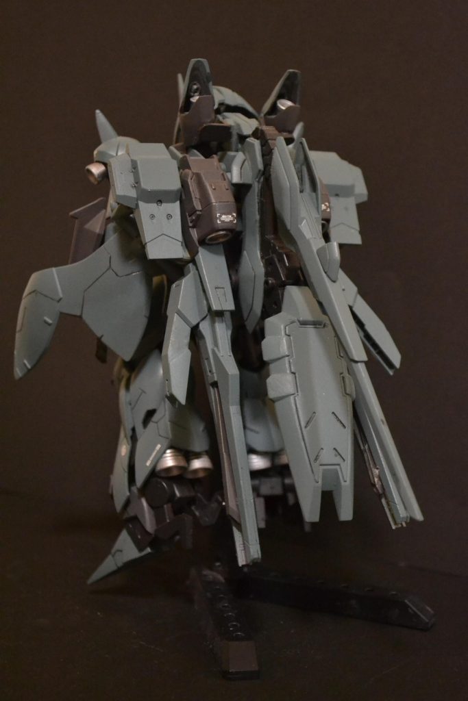 後ろ
カスタムウェポンセットとエルフブルックの腕部を使用。
GレコのMSよく見るとかっこいいので今後は積極的に取り入れていこうと思ってます。
お尻はファンネルコンテナです。