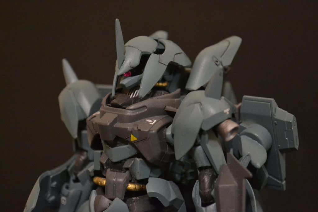 頭部は水平方向にカットして高さを短縮、モノアイに変更。
両耳装甲と併せて一気にフェミニンな感じになってしまいました。
首部にシイタケディテールを追加したのですが、ちょっとよく見えませんね。。。