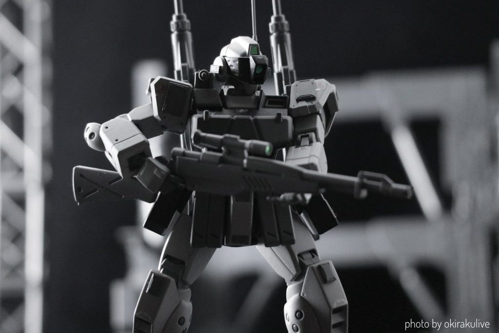 スナイパーライフル、ビームピストル×２、マシンガン×２で合計5つの銃を扱う。