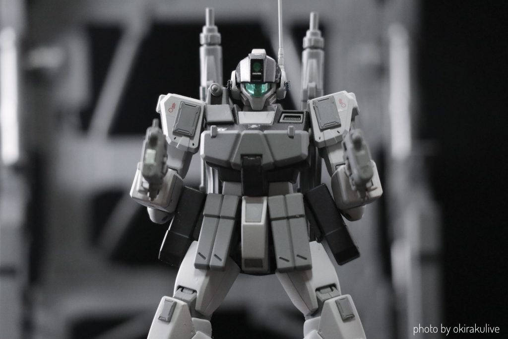 腰のホルスターから取り出して