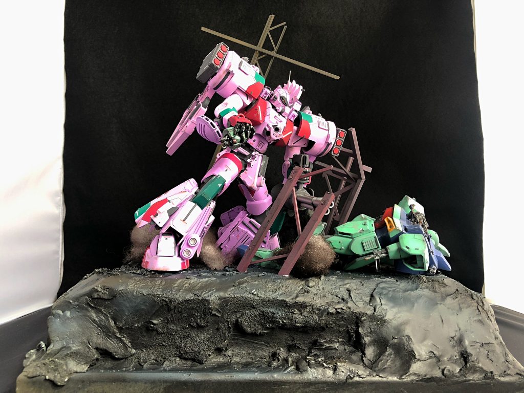 正面全体図。
土台はスタイロフォームと木の板、それに石粉粘土。色はなんか色々余ってたスプレーありったけ塗りまくりました(
ぶっ刺さっている鉄骨は一部既製品を流用しつつ、太いものは5mm角プラ棒と2mm角プラ棒で制作したり。