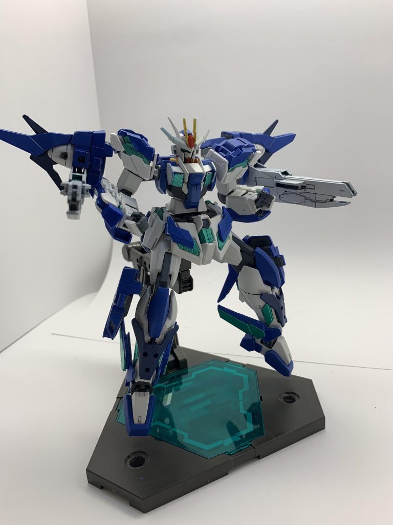 ツインバスター
主に戦艦やモビルアーマ、敵機複数撃破に使用する。動力炉を直結させ、高火力を出せる構造になっている。最大出力であるフルバーストは戦闘の始めに放ち敵を撹乱させたり、敵の集団に放ち殲滅するなど使用方法は様々である。トランザム時にフルバーストを使用すると、高濃度圧縮粒子を過度に、動力炉付近に集中させる、上にトランザムで使用できる残りの高濃度圧縮粒子を全て、フルバーストのエネルギーに使用するため、使用後はオーバーヒート寸前になる、オーバーヒートによるシステムダウンや内部爆発を防ぐために、一定時間のクールタイムに入り、その間、機体の出力は通常の約半分まで落ちてしまう。トランザム時のフルバーストには大きなデメリットも存在する。