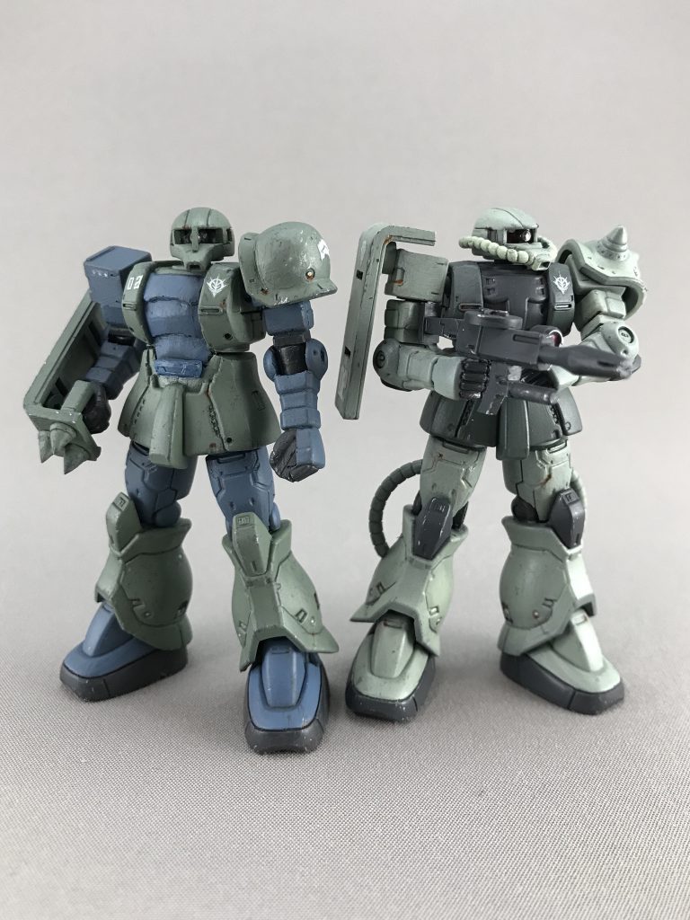 以前作ったザクⅡと並べて。
ザクⅡより汚してみましたが、色が違うと印象も変わりますね。