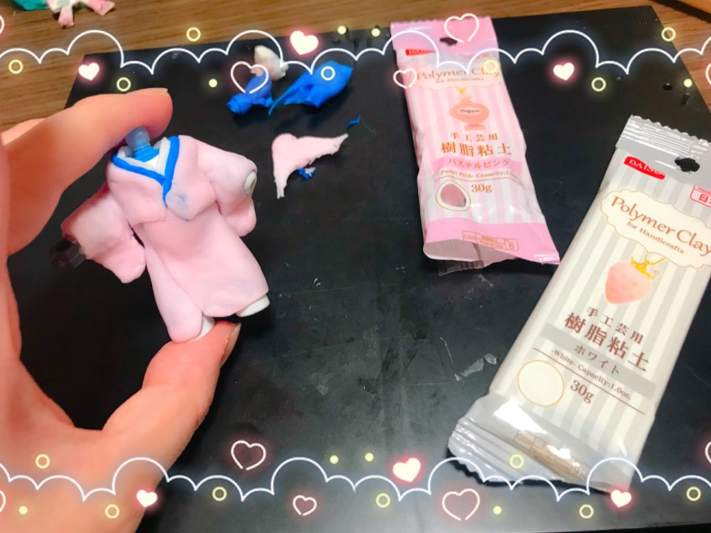 樹脂粘土で着物の形を作って、ネイルで着色。
私の服作りは基本こんな感じです。