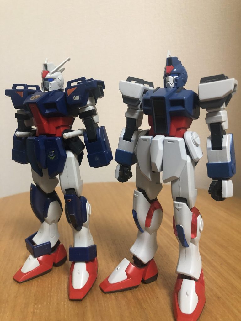 105と比較。使用と改造について。
①頭はコレクションを使ってます。 HGのアンテナ片方を切っても良かったんですが、そこにバルカン?モールドが必要です。
②肩アーマーは挟み込むのにコレクションは狭いので、 HGの肩を適当に削って合わせてます。
③胴体は青部でコレクションを使ってるので、 HGの赤部のコクピット部を合わせるように削ってます。