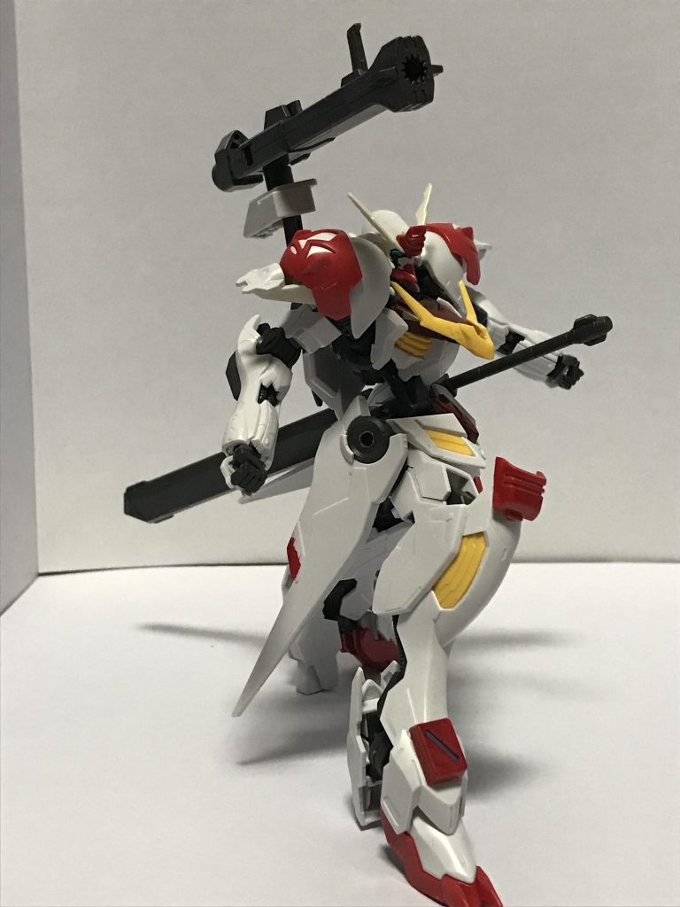 バックパックにバスターに付いていたキャノン砲をほんの少し加工して接続、ルプスに付属しているアームパーツを使うことで一応発射姿勢をとることが出来ます。不安定ですが。