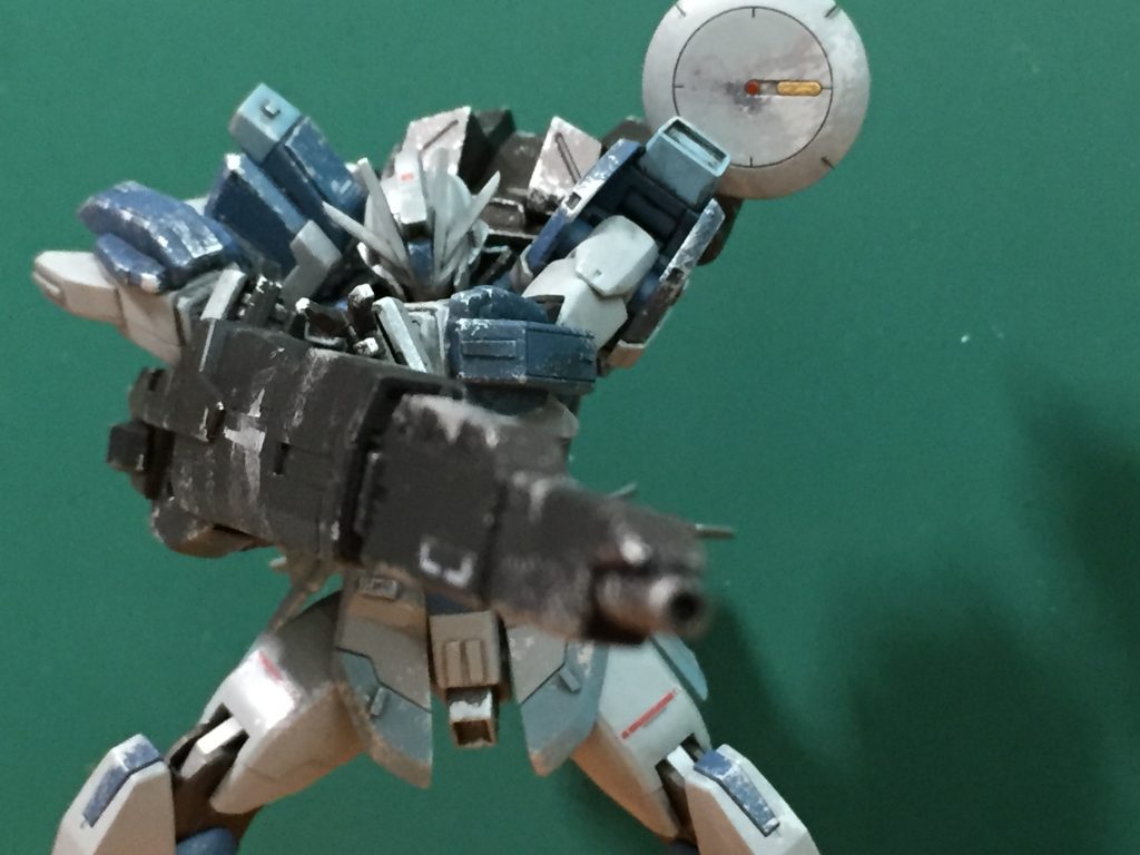 一撃にして必殺。
AGE3のライフルと紅ウェポンのライフルが程よくハマったのでそのまま接着

貫通性・威力に不満はない。強度もあるため鈍器としても使用可能。
ただし連射不可能。再チャージに時間もかかる。
更に重量の関係で機体が右に傾きやすくなるため、機体バランスが悪く、戦況によっては切り離した方がいい。
…扱い辛い。