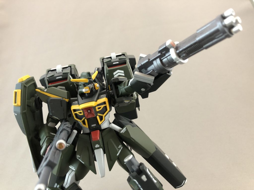 ガトリングアーム斉射!
バックパックに格納されているウェポンユニットは基本的に左腕に装着して使用します。
装着型とすることでジェネレーターからのエネルギー伝達効率が高まり高威力を実現しているという設定です!