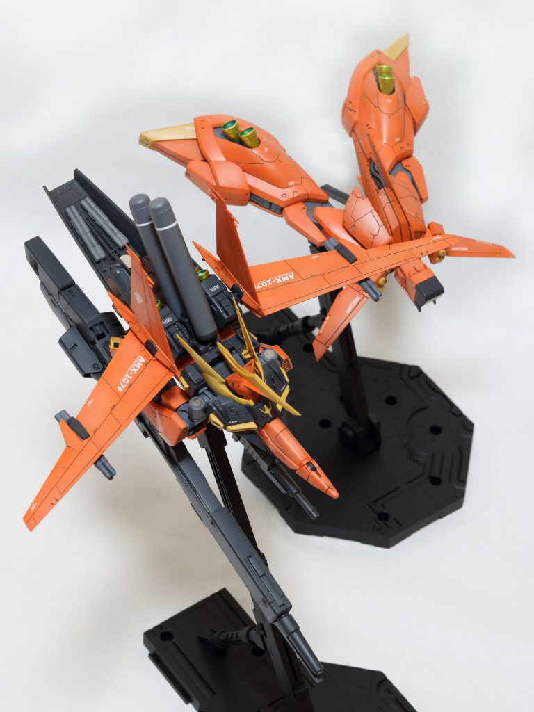 もちろん、巡航形態だけでなく、バウ・アタッカー、バウ・ナッターに分離変形することもできます。
塗装は、元キットより明るめのオレンジにし、付属シールは使わず自作デカール+コーションデカールで仕上げました。