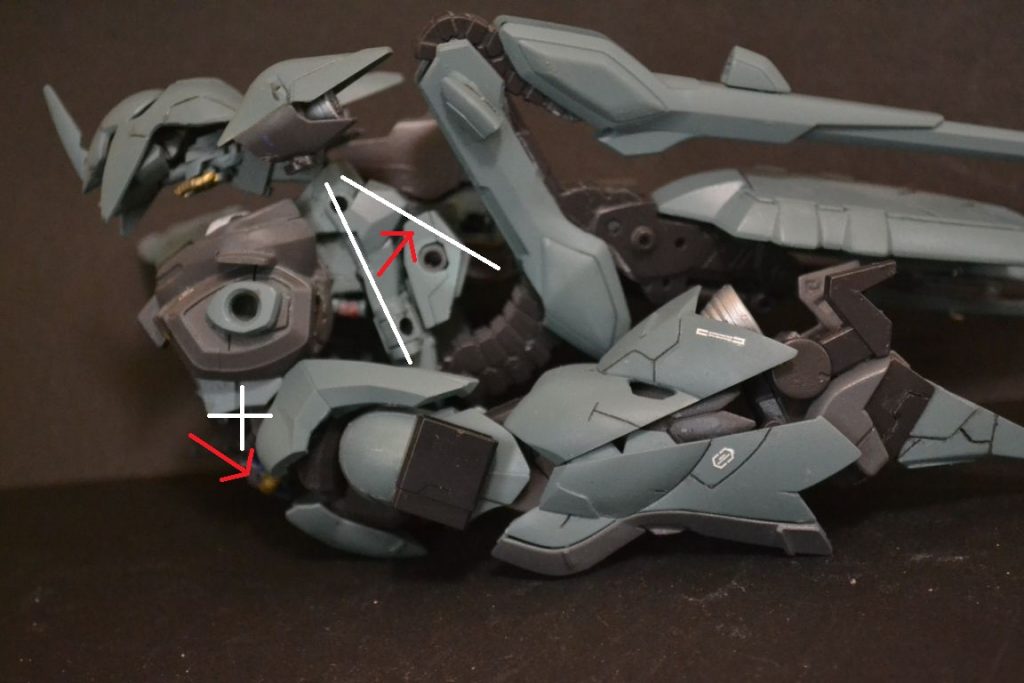 背骨部分は胴体に固定されて頭部まで一体だったのですが、首あたりを支点にして可動するようにしました。頭部が前にせり出すイメージです。
胴体はAGE2を利用して90度折れるようにしてあります。