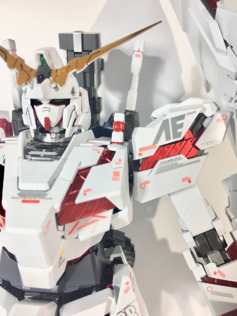 このキットで塗り分けが必要な部分が集中するのが頭部になり、アンテナの中央はエナメルのガンメタルを筆塗り、ゴールド部はマスキングしエアブラシでゴールドに塗装。
HD版で新造されたバルカンヘッドはエナメルのクロームシルバーで筆塗りしました😊