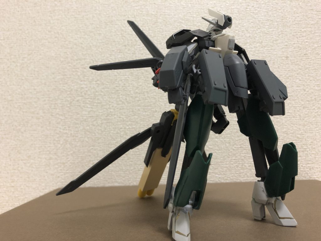 塗装前。
肩はMGオーバーフラッグ、腕はパワードアームズのパーツ、フロントアーマーはMSGのアーマー、ボールデンアームズの盾(?)。腿はレギンレイズで、脛から足首はグレイズの足首に、レギンレイズの脛装甲を逆にして接着。翼はノーネイムライフル。ビームキャノンは基部がパワードアームズのキャノン、砲身はレゴブロックです。
頭部の角は塗装時に折れたので作り直しています。