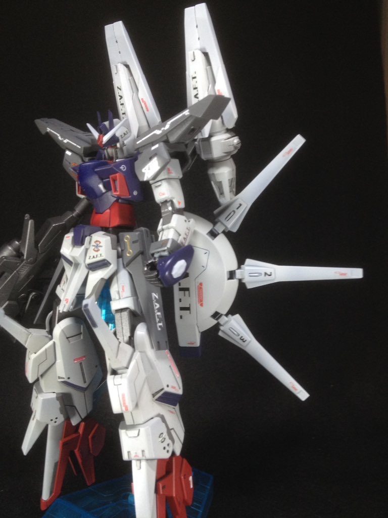 デカールはちょっとケバ目。スジ彫りが得意ではないので情報量っを増やす際にデカールに頼ってしまいます。