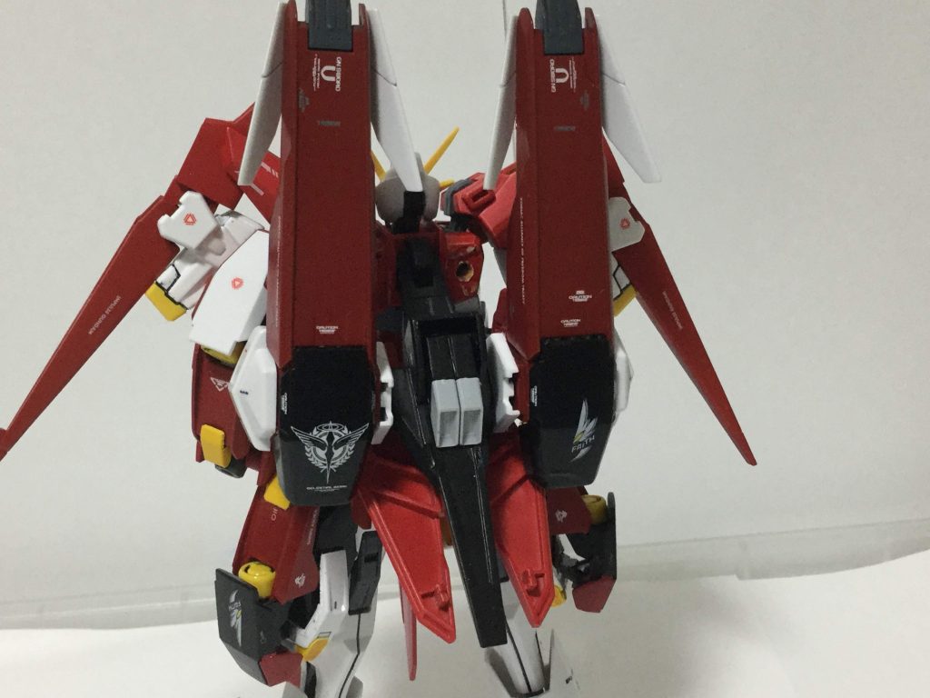 バックショット
変形時の機首は元のGNHWを使い左右のミサイルポッドは新たに
“GNダッシュユニット”
を装備