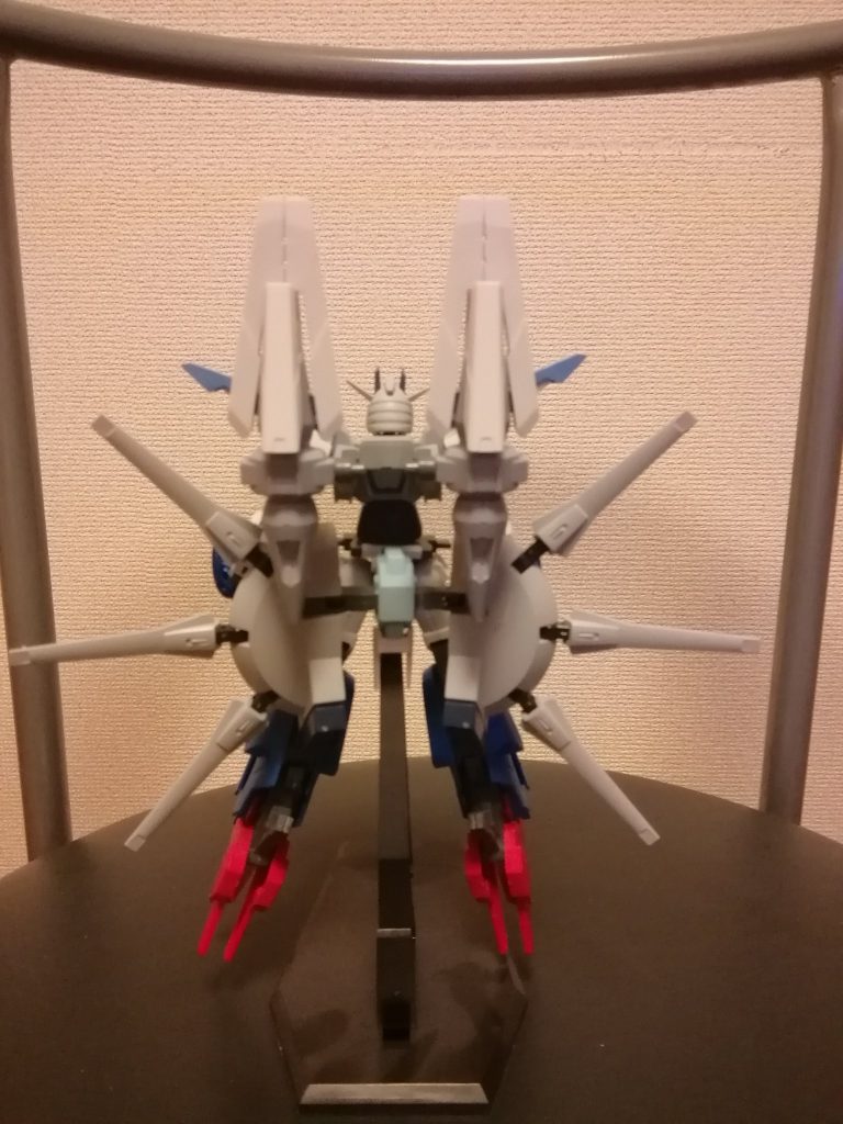 大型ドラグーンの代わりにシグマシスファンネルを採用しているのでドラグーン接続部を削り取ってパテで埋めています。