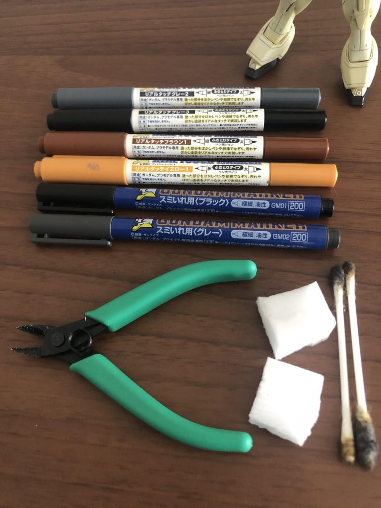 今回の道具類です。
リアルタッチマーカーの中で最も使いやすい(とされる)グレー1を、今回は不使用。
使用済みの綿棒2本載せておきましたが、実際は4〜5本くらい使ってます。