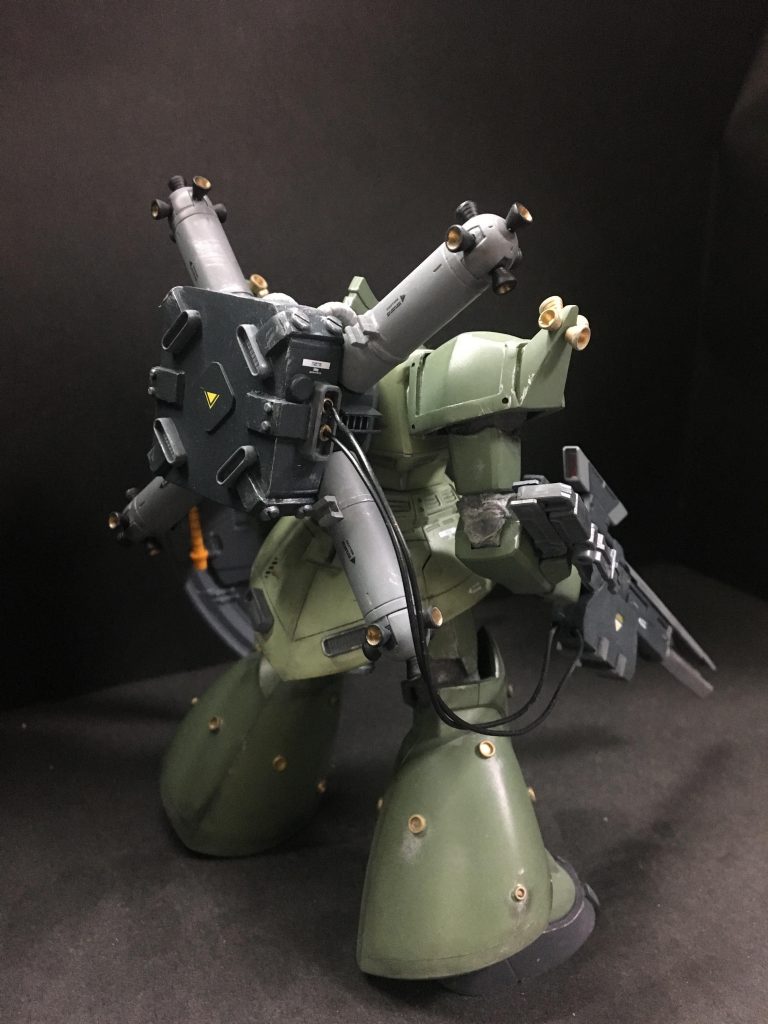 背面
特徴的なバックパックは資料を参考にプラ板で1から箱組みして制作しました😊
プロペラントタンクはTB版旧ザクのものを使用しています！
技量の都合上ジェネレーターの形がオリジナルとは変わってしまいました😅
ケーブルはタミヤのものを使用してます笑
細かいディテールは全て丸モールドパーツのものを使用しています。
各関節のシーリングはいつものお茶パックを使ってますww