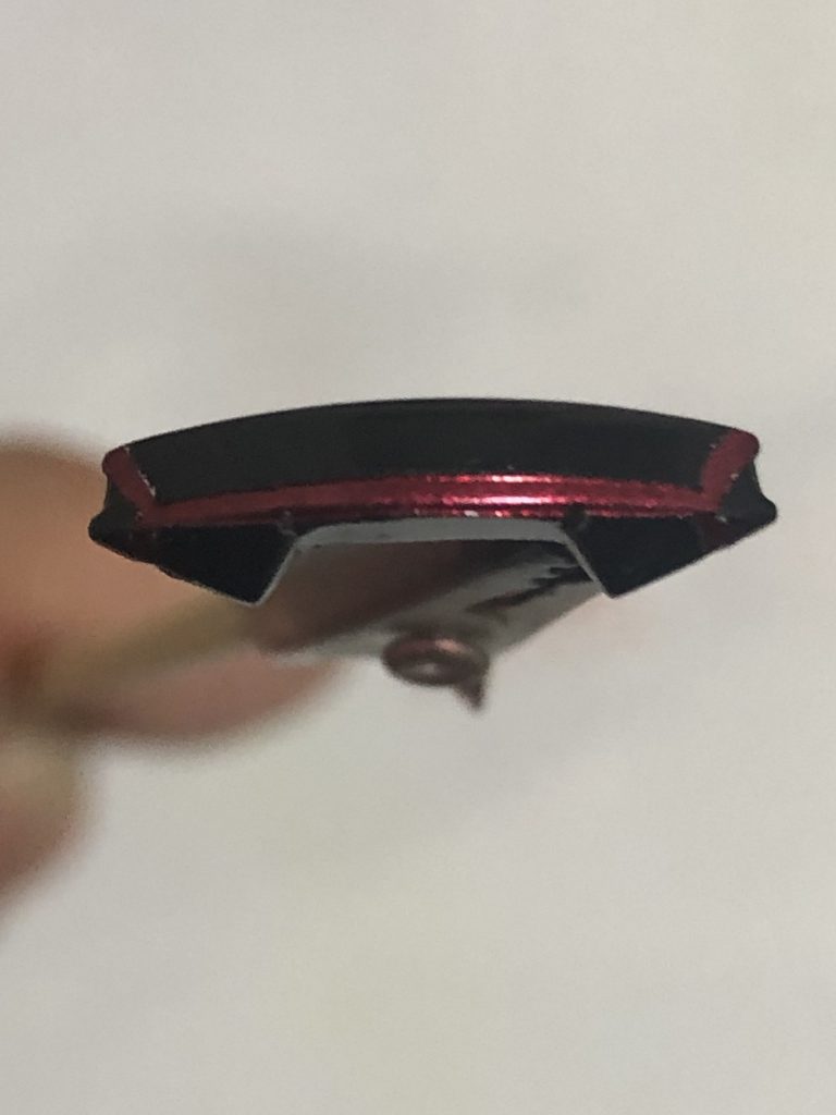 特徴ある胸のラインは黒ベースにマスキングで銀→クリアレッドで作りました。