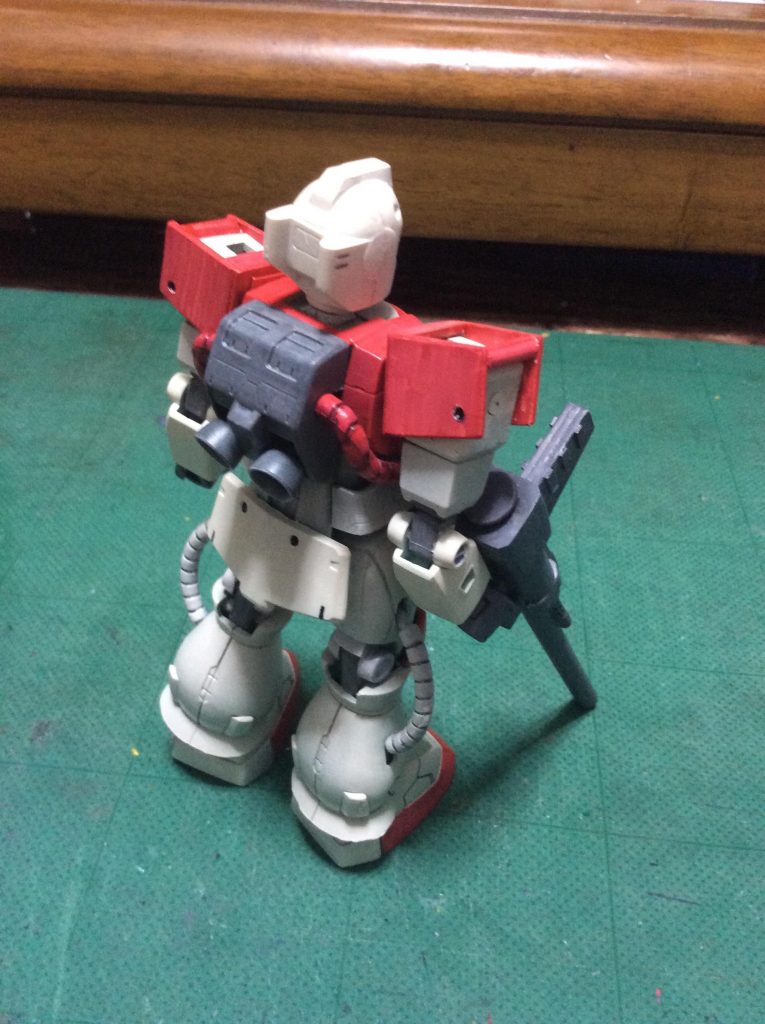 180mm滑空砲や肩装甲はプラ板で自作。腰アーマーや腕はジムから。頭は旧キットのジムキャノンから。バルカンの弾倉を増やした事でこんな形状になった、という脳内設定にしましたww