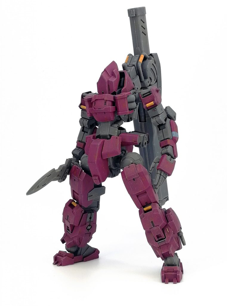 設定
大体火星でロボでモンハン世界。
グリンディローとグルアガッハの二人組は近年頭角を現した気鋭のドラゴンスレイヤーである。
赤い本機は前衛のグルアガッハの機体であり古参の者たちが好んで使うOwms時代のコアではなく現行パーツのみで構成されている。
宇宙機由来の過剰出力こそ抑えられているが前提としてより最適化されたコアであり、運動性能、反応速度を始めとする総合的な性能は当然の如く旧式に劣るものではない。
それを証明する新しい時代の寵児が彼らである。
ちなみに脳以外の全身を機械化している彼らドラゴンスレイヤーにとって性別は選択可能な些細な問題であるが二人とも生来の女性である。