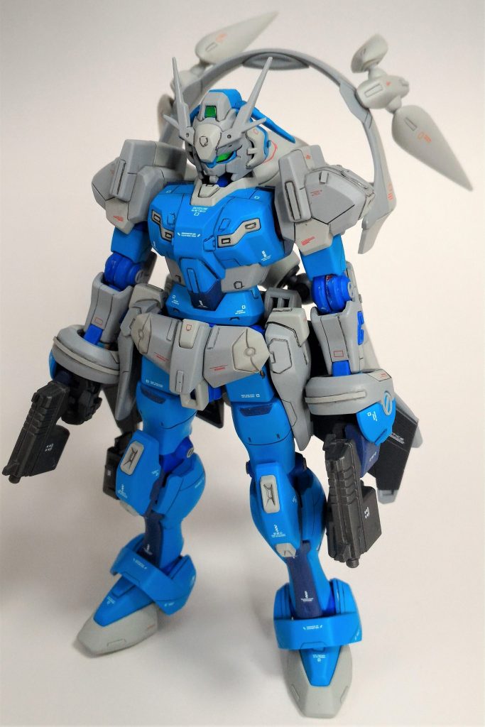 元のG-アルケインはオレンジベースですが、ブルーベースにカラーリングを変更しています。プラ板とスジボリでディテールアップをしています。