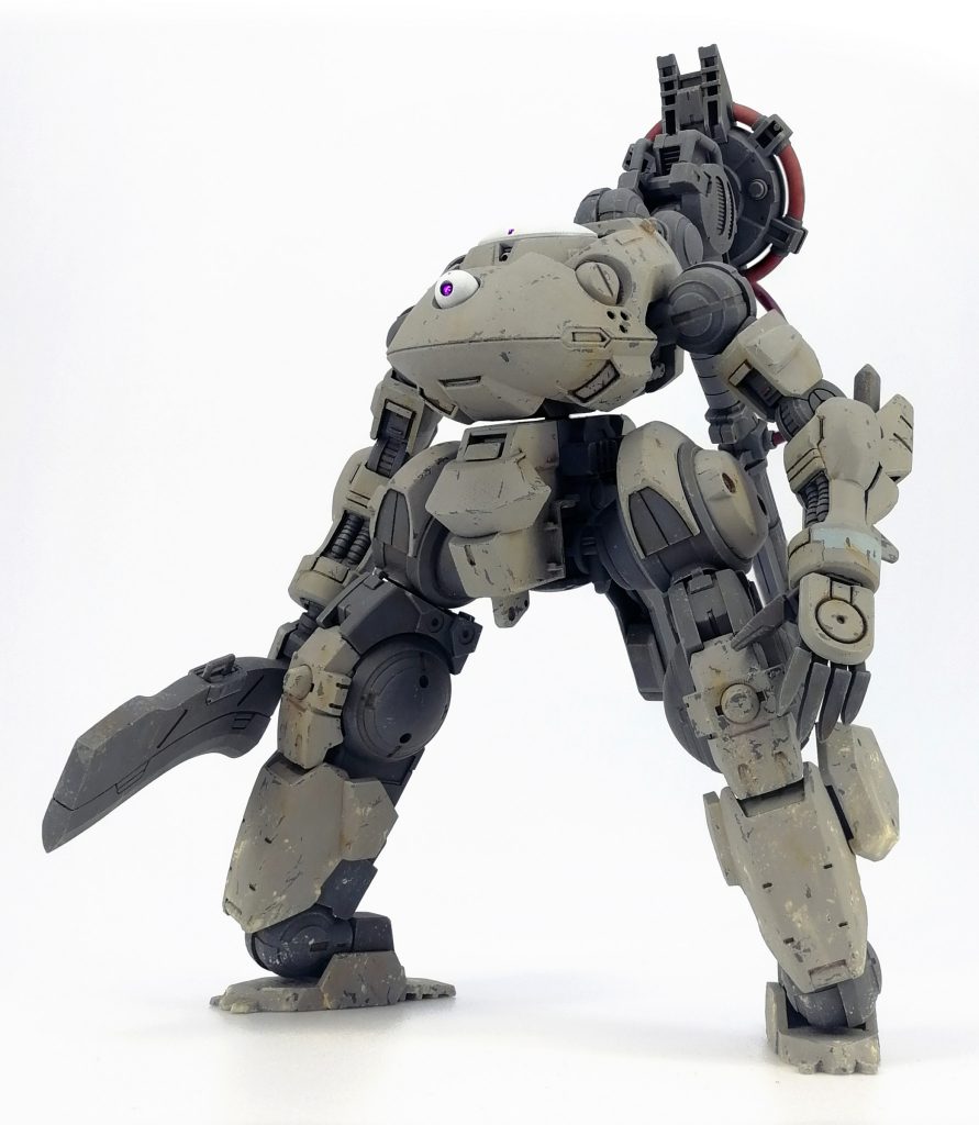 頭はビルダーズパーツMSグランドとガンダムキマリスのスラッシュディスク入れる所。
胴はガーベラテトラの上半身反転したものと股間に百錬。
腕は30MMの股関節とヴィダール。手首はいつか使おうと思ってたジンクス指で爪っぽく。肘にパイルバンカー追加。
脚は太もも軸部分にジンクスⅢの肩を採用。足本体はポルタノヴァの足を上下反転。足首はレギンレイズを加工。