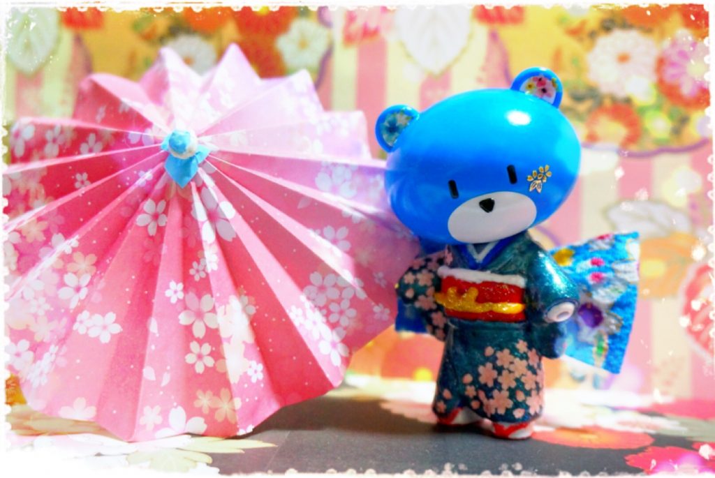 姉は着物を着せてみました。
番傘も手作りしています。
元々、番傘を作ってプチッガイに持たせたらとっても可愛かったので着物を着せることを思いつきました。