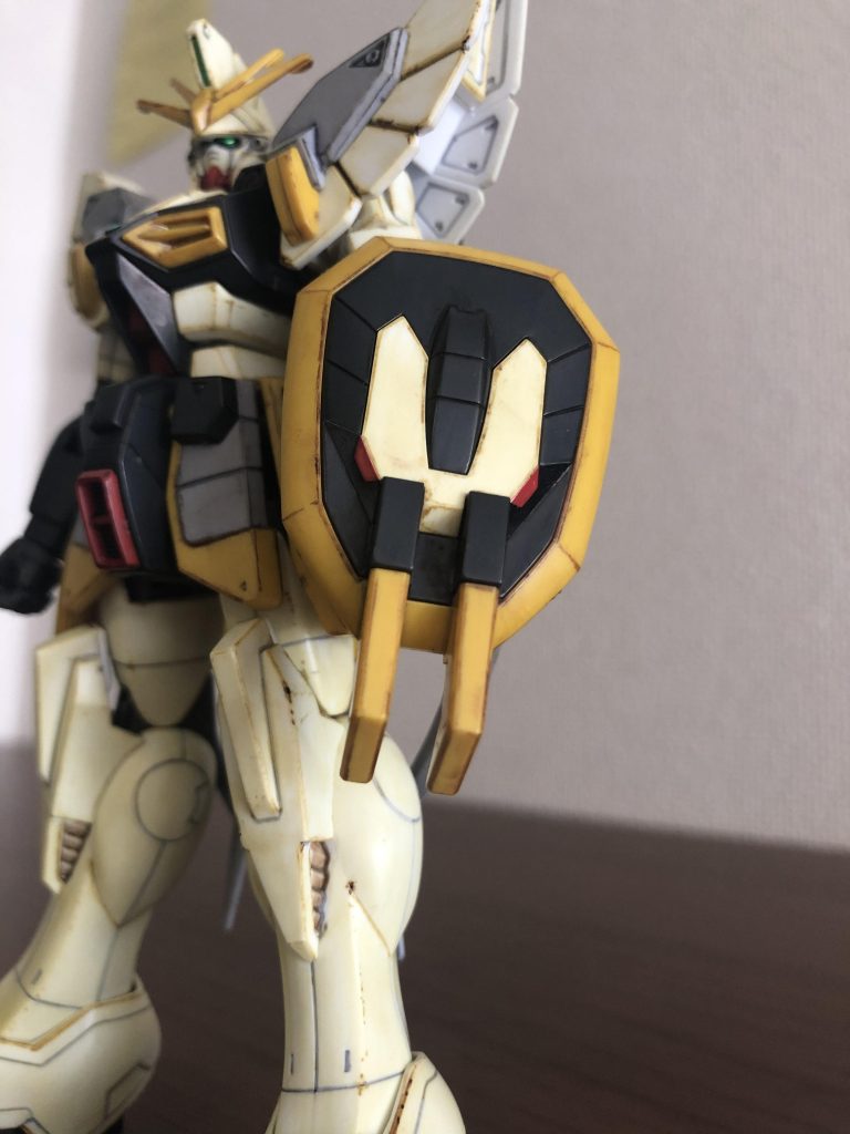 使えそうなシールだけ使っておきます。
あと、アンテナのフラッグも切り落としてませんね。手持ちのニッパーでもできる、数分の作業なんですけどね。
めんどい時はそんなもんです。