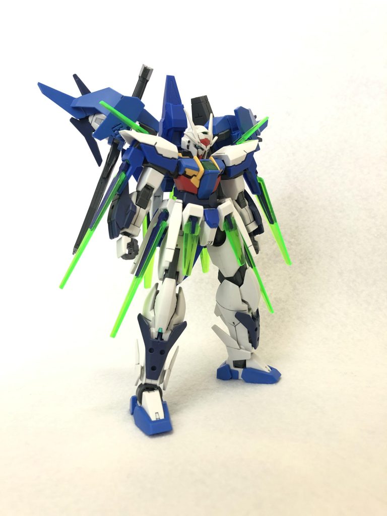 フロント。肩と腰をAGEーFXに変更しています。ただそれだけでは、ソードビットが8個しか装備出来ません。
肩の接続は、ダブルオースカイがボールジョイント、AGEーFXが3mmピンでした。そのため、キャンペーンパーツのボールジョイントを3mm軸に変更するパーツを使用しました。