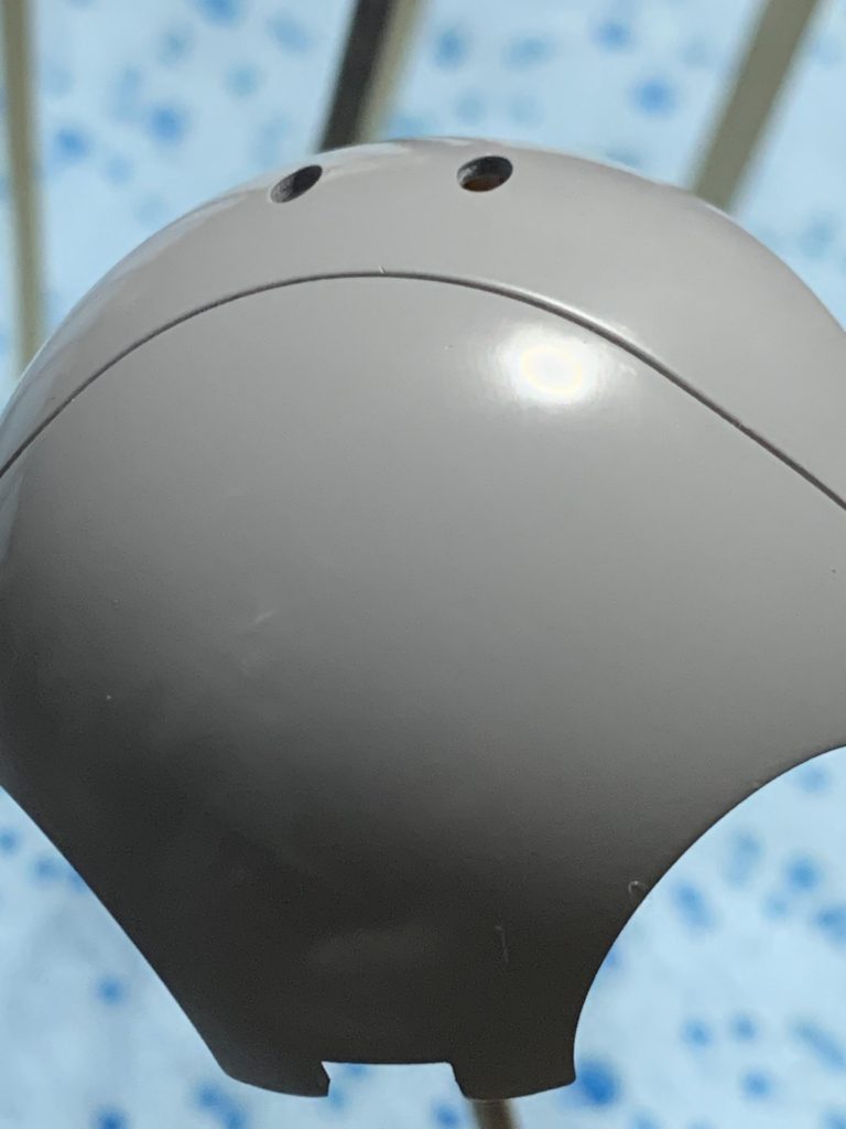 サーフェイサーはグレー。
水研ぎ6000番でザラつきを取ってからキムワイプで室内灯が写り込むまで磨きまくります。
キムワイプはカスが出にくいですが最後に静電気除去ブラシで払います。