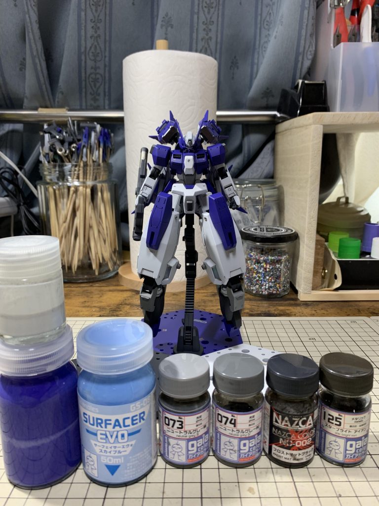 塗料はこんな感じです。
白は過去作のナラティブを作った時の余り物です。
青紫はもう使わないかなと思った青系の塗料を全部混ぜた物です(^ω^;)