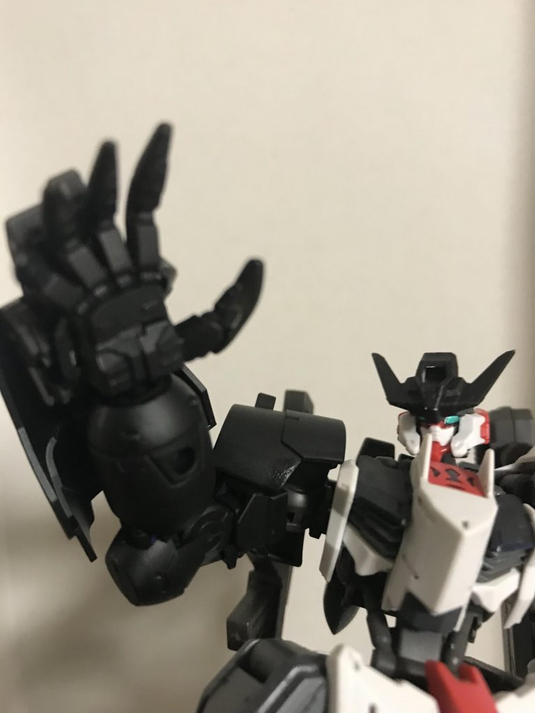 メイン武装であり、この機体の最大の特徴である重装甲右腕部
バックパックとサイドスカートのブースターで加速し、重装甲の腕で目標を粉砕する、スーパー脳筋武装です。